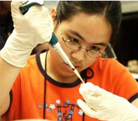 COSMOS student using pipett