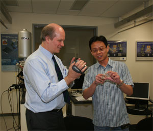 Yen Pen demonstrates his work.