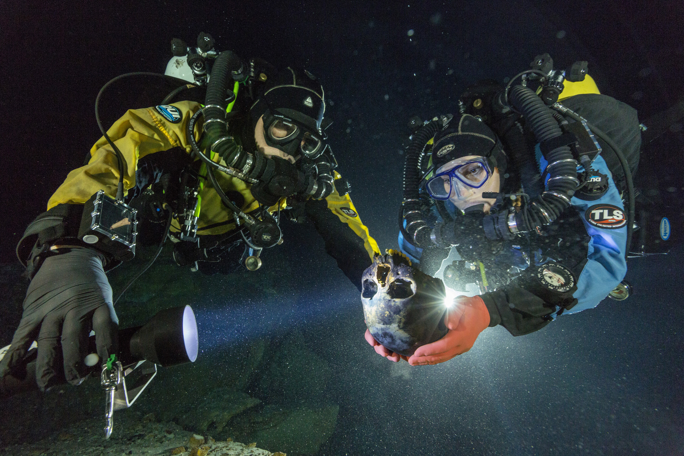 Divers Alberto Nava and Susan Bird transport the Hoyo Negro skull to an underwater turntable so that it can be photographed in order to create a 3-D model.