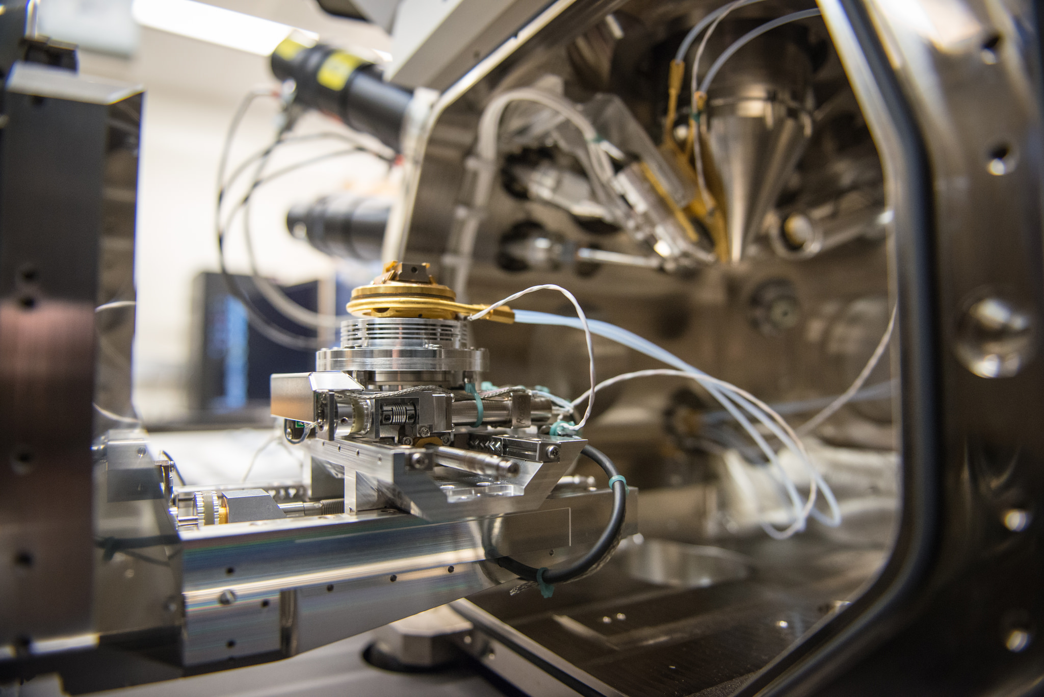 Inside the Scios microscope