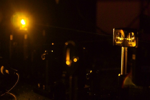 Topological laser cavity enables bending light around sharp turns and corners.